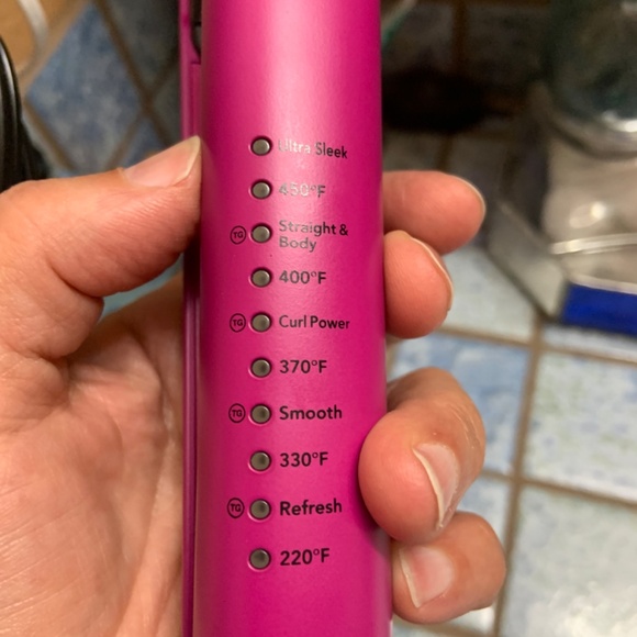 NIB Dual Voltage Revlon Flat Iron - Picture 9 of 11